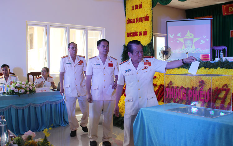 Bỏ phiếu bầu BCH khóa mới