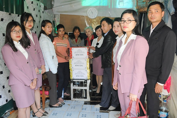 Trao quà hỗ trợ gia đình học sinh Nguyễn Thị Huyền