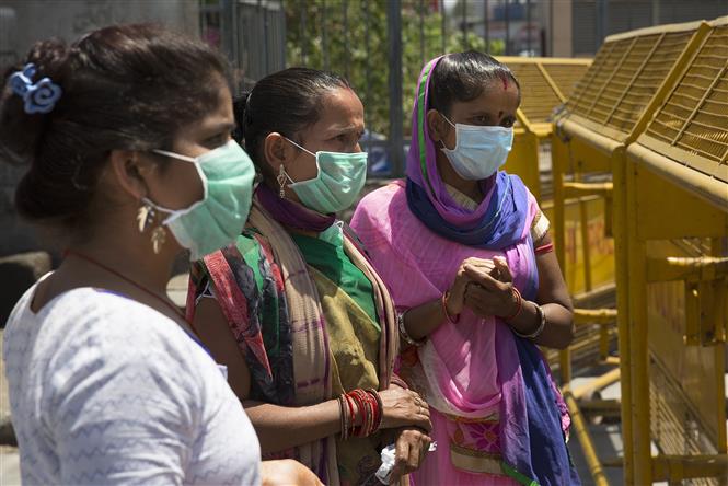 Người dân đeo khẩu trang phòng lây nhiễm COVID-19 tại New Delhi, Ấn Độ, ngày 7/5/2020