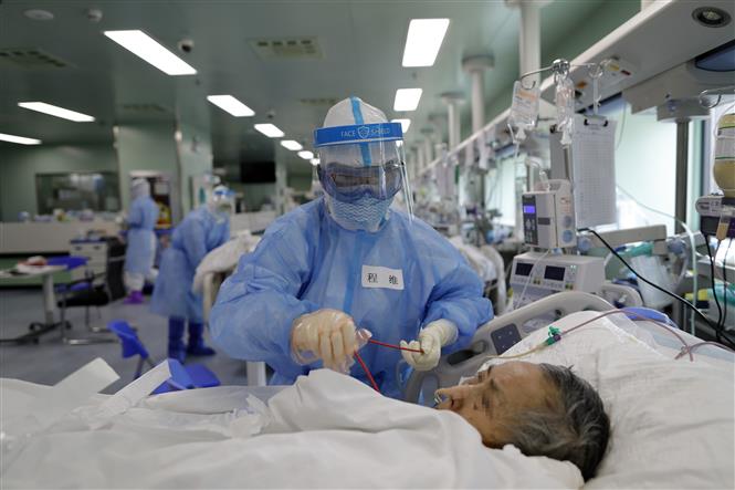  Nhân viên y tế chăm sóc bệnh nhân mắc COVID-19 tại một bệnh viện ở Vũ Hán, Trung Quốc ngày 24/4/2020