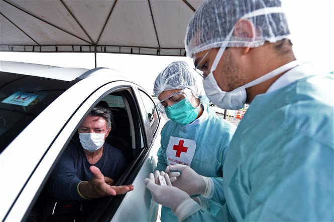 Nhân viên y tế xét nghiệm nhanh COVID-19 cho người dân tại Brasilia, Brazil, ngày 21/4/2020