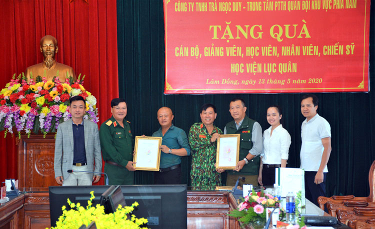 Học viện Lục quân tiếp nhận 1.000 suất quà hỗ trợ phòng chống Covid-19