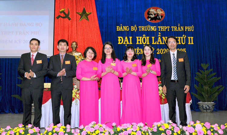 Ban Chấp hành Đảng bộ Trường THPT Trần Phú (Đà Lạt) khóa II nhiệm kỳ 2020-2025 ra mắt Đại hội