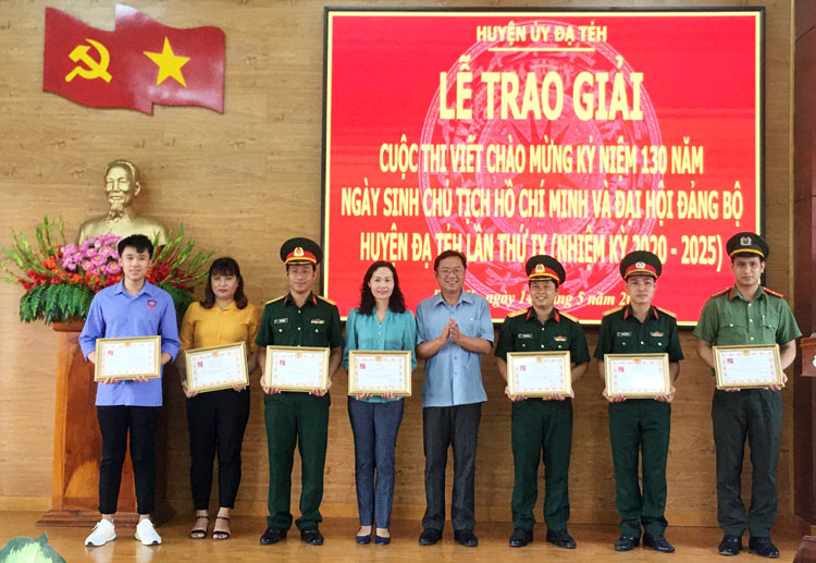 Trao giải Cuộc thi viết kỷ niệm 130 năm ngày sinh Chủ tịch Hồ Chí Minh