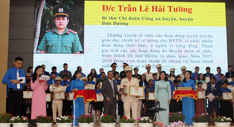 Các đồng chí chủ trì điều hành diễn đàn trao bằng khen cho các đảng viên trẻ