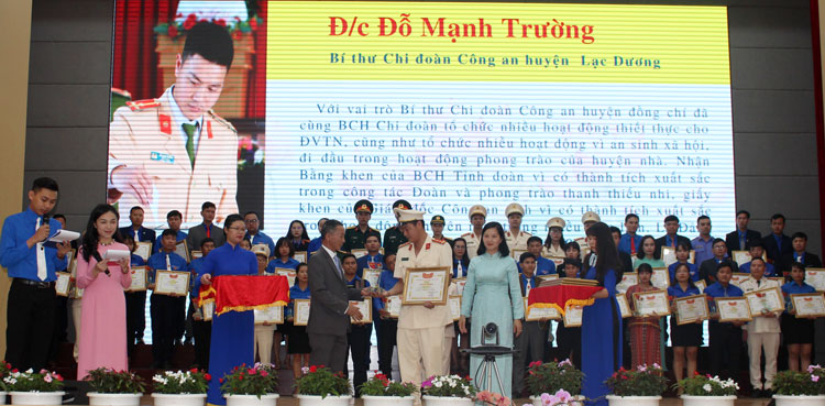 Bằng sức trẻ, tri thức và tinh thần xung kích, thanh niên phát huy tốt vai trò của mình trên mọi lĩnh vực