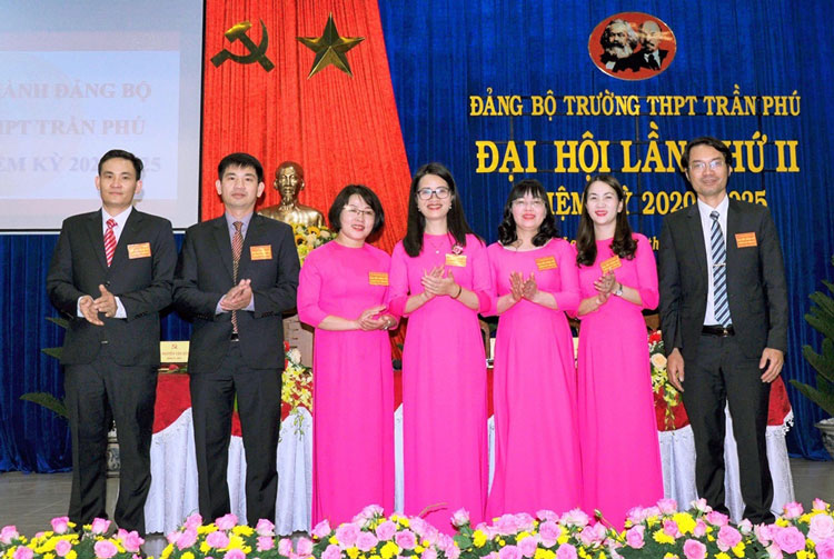 Ban Chấp hành Đảng bộ Trường THPT Trần Phú (Đà Lạt) khóa II, nhiệm kỳ 2020-2025 ra mắt đại hội