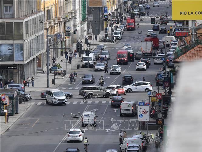 Các phương tiện lưu thông trên một tuyến phố ở Milan, Italy ngày 4/5