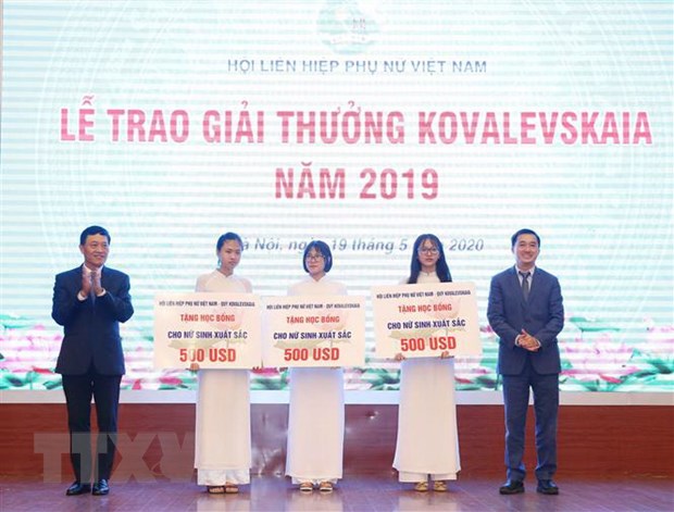 Các nữ sinh xuất sắc nhận giải thưởng của Quỹ Kovakevskaia