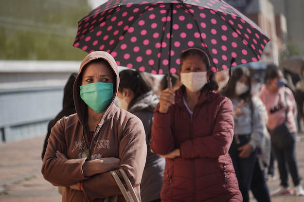 Phụ nữ xếp hàng mua thực phẩm tại Bogota, Colombia