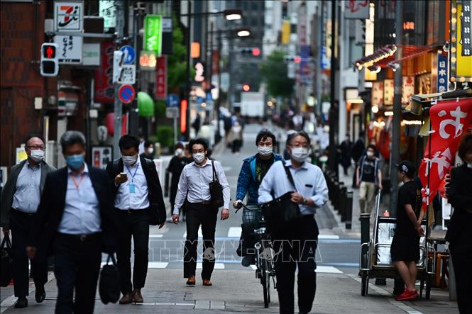 Người dân di chuyển trên một đường phố ở Tokyo, Nhật Bản, ngày 15/5