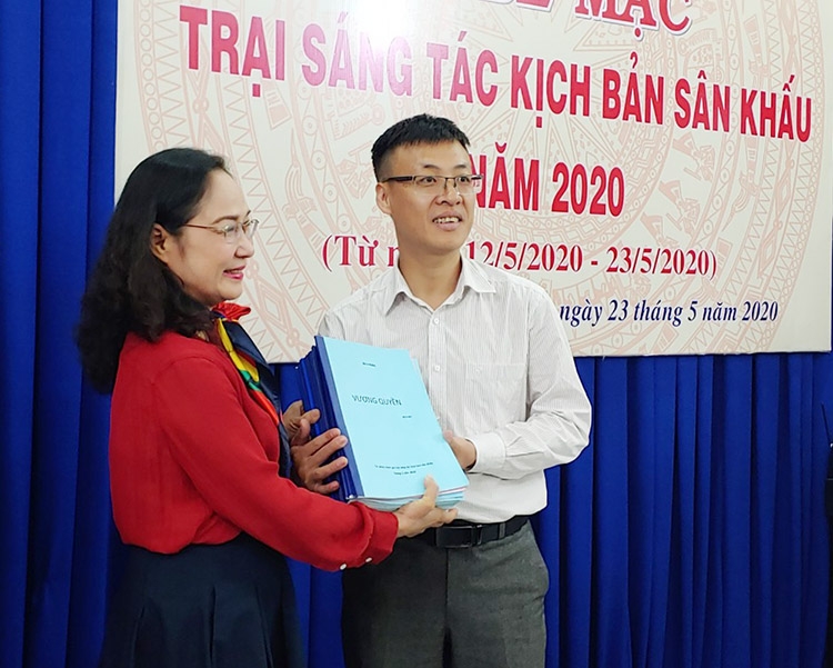 Trao các kịch bản sân khấu cho Nhà Sáng tác Đà Lạt