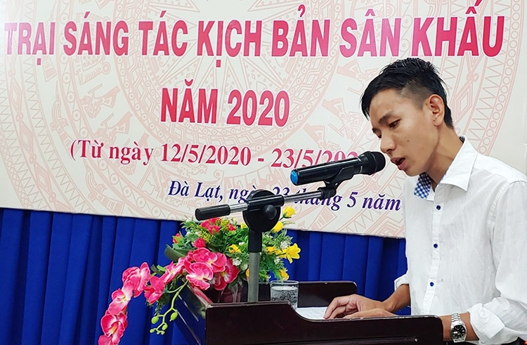 Trại sáng tác là “trường học” của nhiều nhà viết kịch trẻ học hỏi thế hệ đi trước (ảnh chụp nhà biên kịch Trương Cổ Chiên, 25 tuổi, là tác giả của nhiều kịch bản cải lương)