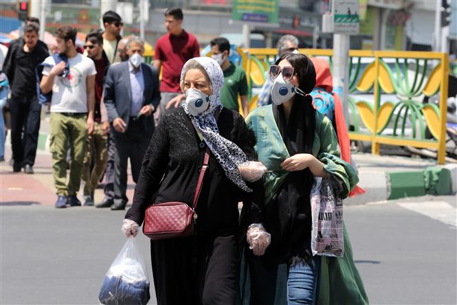 Người dân đeo khẩu trang phòng dịch COVID-19 tại Tehran, Iran ngày 9/5/2020