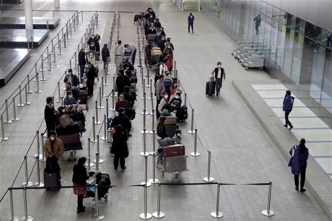Hành khách tại sân bay Heathrow ở London, Anh, ngày 1/5/2020