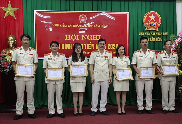 Lãnh đạo Viện Kiểm sát Nhân dân tỉnh tặng giấy khen cho các cá nhân có thành tích xuất sắc trong phong trào thi đua