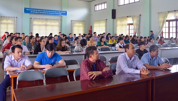 Đức Trọng khai giảng lớp bồi dưỡng đối tượng kết nạp Đảng