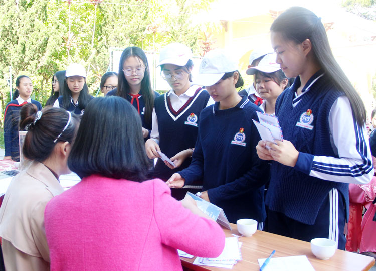 Hơn 160 triệu đồng tiếp sức học sinh khó khăn