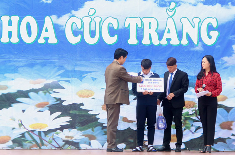 Đại diện các cơ quan, đơn vị ủng hộ Nhựt Trường nuôi giấc mơ đến trường