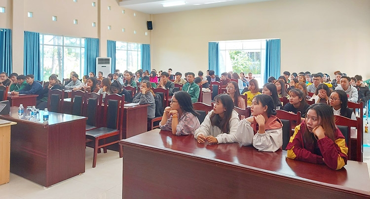 Bồi dưỡng lý luận chính trị và tập huấn kỹ năng cho đoàn viên
