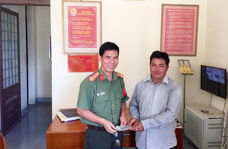 Công an Đạ Tẻh tìm chủ nhân của số tiền bị rơi