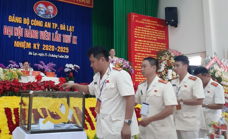 Các đại biểu bỏ phiếu bầu Ban Chấp hành Đảng bộ Công an thành phố Đà Lạt khoá IX, nhiệm kỳ 2020 - 2025