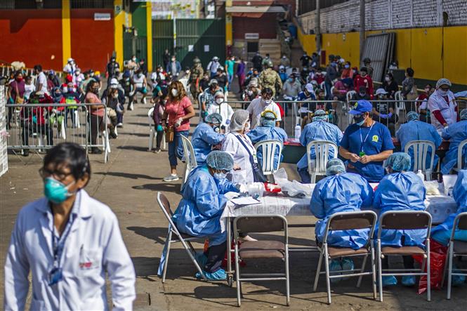 Nhân viên y tế làm việc tại điểm xét nghiệm COVID-19 tại Lima, Peru, ngày 11/5/2020
