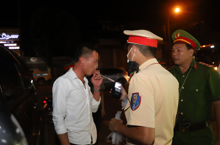 Một trường hợp điều khiển xe ô tô con vi phạm nồng độ cồn không tuân thủ quy định phải cần đến sự hỗ trợ của Cảnh sát Trật tự