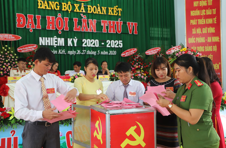 Tổ kiểm phiếu làm nhiệm vụ tại Đại hội
