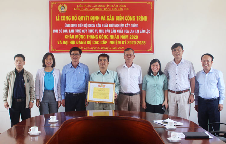 Ông Lê Ngọc Phúc – Phó Chủ tịch Liên đoàn Lao động tỉnh Lâm Đồng, trao bằng công nhận công trình sản phẩm mới cho Công đoàn cơ sở Trung tâm Nghiên cứu thực nghiệm Nông Lâm nghiệp Lâm Đồng, TP Bảo Lộc
