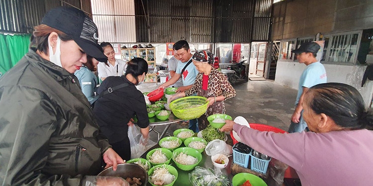 Những bữa cơm đong đầy yêu thương