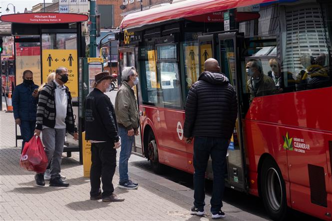 Người dân đeo khẩu trang phòng lây nhiễm COVID-19 tại London, Anh ngày 17/5/2020