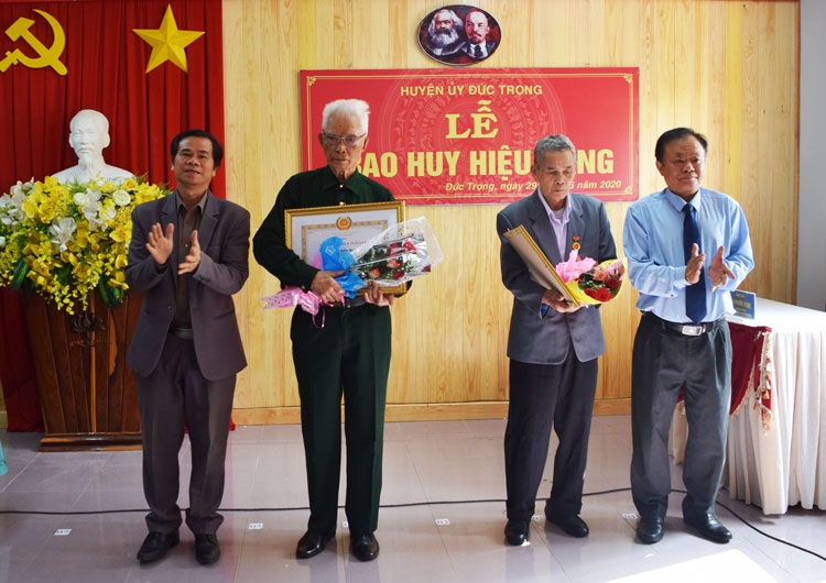Đức Trọng: Trao huy hiệu Đảng cho 44 đảng viên