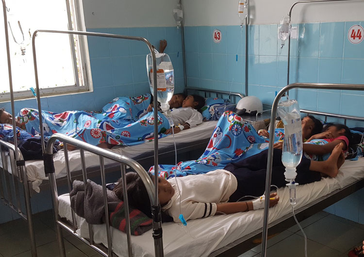 135 học sinh nhập viện sau khi ăn bánh mì tại trường học