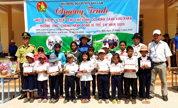 Tặng 1.000 ly sữa cho học sinh vùng sâu