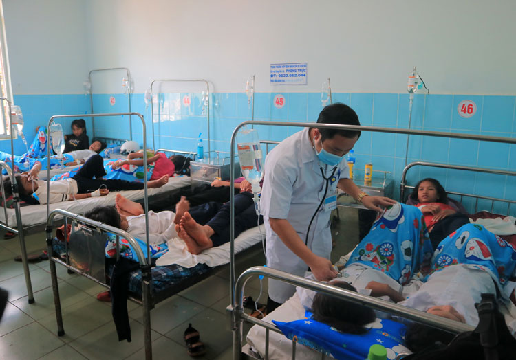 135 học sinh ngộ độc thực phẩm nghi do bánh mì chà bông phô mai