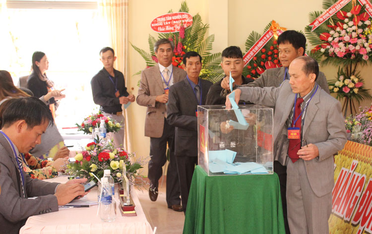 Các đại biểu bỏ phiếu bầu Ban Chấp hành Đảng bộ Phường 12 khóa X, nhiệm kỳ 2020 – 2025