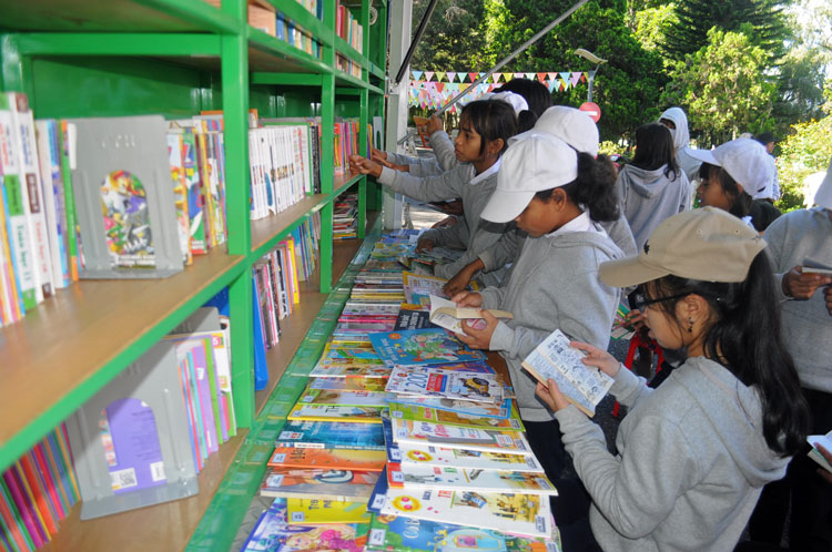 Các em học sinh tham gia ngày hội sách thiếu nhi