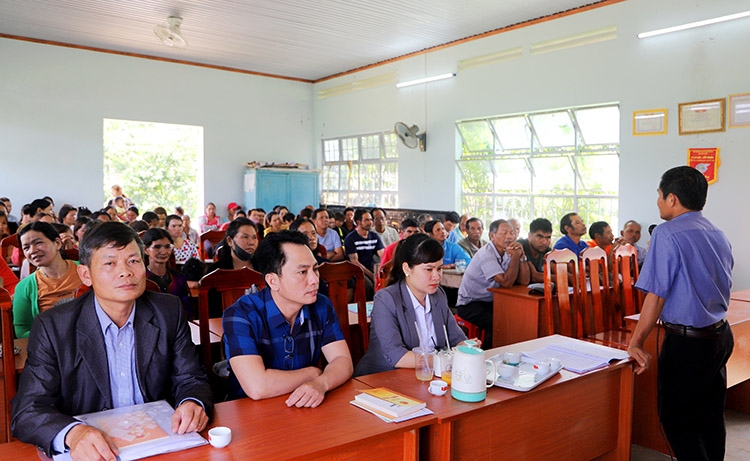 Về thôn, buôn phổ biến kiến thức pháp luật