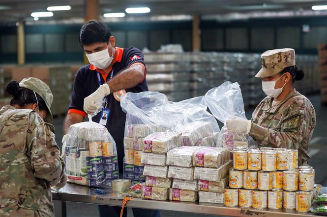  Lực lượng phòng vệ và dân sự Peru đóng gói lương thực cứu trợ cho người dân gặp khó khăn do ảnh hưởng của dịch COVID-19 tại Lima ngày 28/5/2020