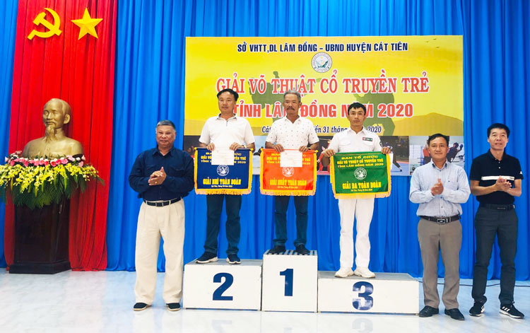 Trao giải nhất, nhì, ba toàn đoàn cho các đội