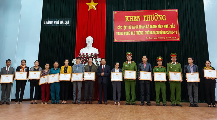 Khen thưởng các tập thể, cá nhân có thành tích xuất sắc trong công tác phòng chống dịch bệnh Covid- 19