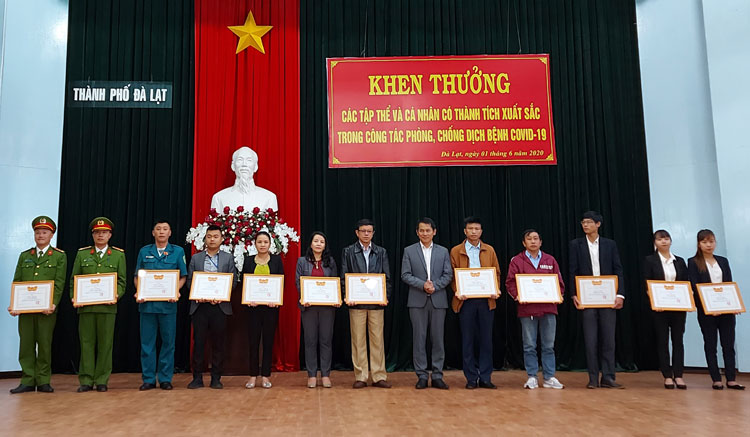 Các tập thể, cá nhân được Lãnh đạo thành phố Đà Lạt khen thưởng vì có thành tích xuất sắc trong công tác phòng chống dịch Covid -19
