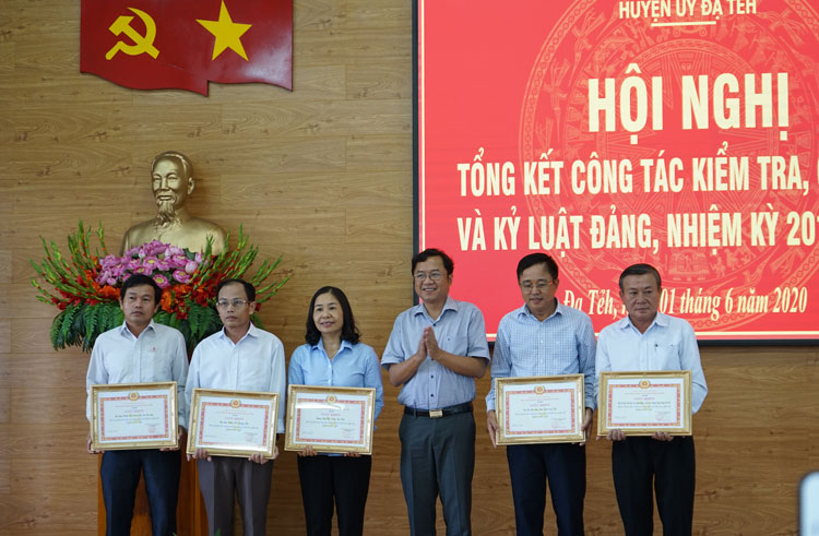 Khen thưởng, biểu dương các tập thể, cá nhân có nhiều thành tích trong công tác kiểm tra, giám sát và kỷ luật Đảng tại Đảng bộ huyện Đạ Tẻh, nhiệm kỳ 2015 – 2020