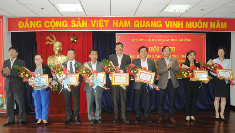 Trao giấy khen cho các cá nhân đạt thành tích xuất sắc trong công tác kiểm tra, giám sát, nhiệm kỳ 2015 – 2020