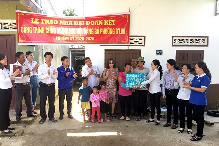 Bàn giao nhà Đại đoàn kết cho 2 hộ nghèo
