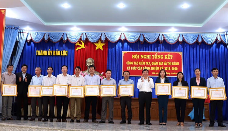 Thành ủy Bảo Lộc biểu dương, khen thưởng 12 tập thể có nhiều thành tích trong công tác kiểm tra, giám sát và kỷ luật Đảng nhiệm kỳ 2015 - 2020