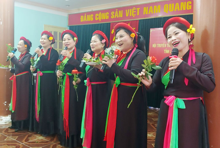 Nữ chiến sĩ Trường Sơn - Bắc Giang duyên dáng trong các làn điệu quan họ
