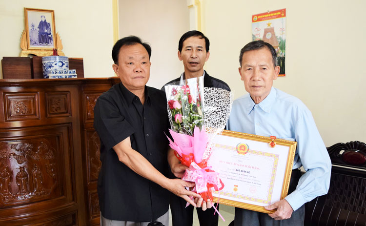 Trao Huy hiệu 55 năm tuổi Đảng cho Anh hùng Lực lượng vũ trang Ngô Xuân Đệ