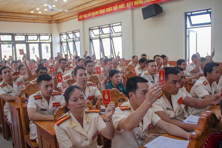 Các đại biểu biểu quyết thông qua Nghị quyết nhiệm kỳ 2020 – 2025